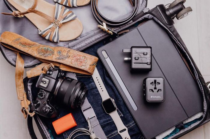 Verbatim Adaptateur de Voyage Universel avec Ports USB-C PD 20W et USB-A QC 3.0 - Charge Rapide 3 en 1 pour Plus de 180 Pays