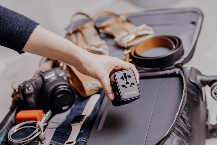 Verbatim Adaptateur de Voyage Universel avec Ports USB-C PD 20W et USB-A QC 3.0 - Charge Rapide 3 en 1 pour Plus de 180 Pays