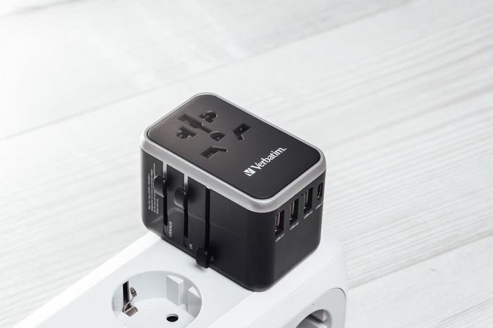 Verbatim UTA-04 Adaptateur de voyage universel 61W - 6 ports (1 USB-C PD 61W, 1 USB-C, 3 USB-A) - Prises EU/UK/US/AUS/CH