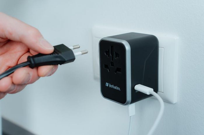 Verbatim UTA-04 Adaptateur de voyage universel 61W - 6 ports (1 USB-C PD 61W, 1 USB-C, 3 USB-A) - Prises EU/UK/US/AUS/CH