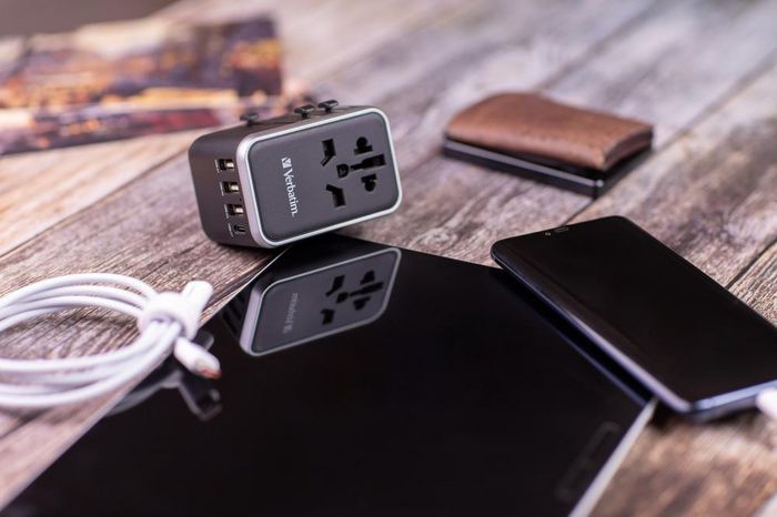 Verbatim UTA-04 Adaptateur de voyage universel 61W - 6 ports (1 USB-C PD 61W, 1 USB-C, 3 USB-A) - Prises EU/UK/US/AUS/CH