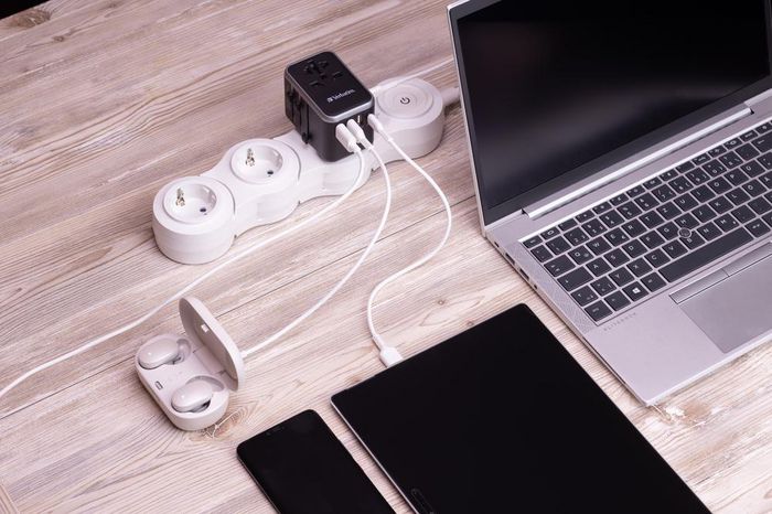 Verbatim UTA-04 Adaptateur de voyage universel 61W - 6 ports (1 USB-C PD 61W, 1 USB-C, 3 USB-A) - Prises EU/UK/US/AUS/CH