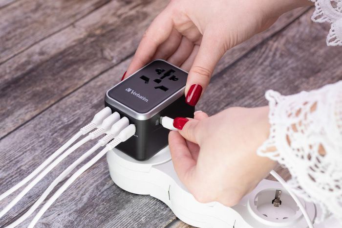 Verbatim UTA-04 Adaptateur de voyage universel 61W - 6 ports (1 USB-C PD 61W, 1 USB-C, 3 USB-A) - Prises EU/UK/US/AUS/CH