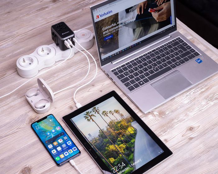 Verbatim UTA-04 Adaptateur de voyage universel 61W - 6 ports (1 USB-C PD 61W, 1 USB-C, 3 USB-A) - Prises EU/UK/US/AUS/CH