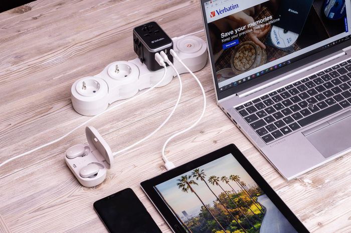 Verbatim UTA-04 Adaptateur de voyage universel 61W - 6 ports (1 USB-C PD 61W, 1 USB-C, 3 USB-A) - Prises EU/UK/US/AUS/CH