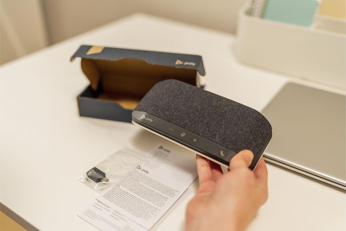 Poly Sync 10 - Haut-parleur de conférence USB avec microphone antibruit, connexion USB-A et USB-C, compatible Zoom et Teams