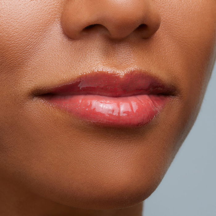 Sensai GLOSS À LÈVRES TOTAL #03-Shinonome Coral 4,5 ml : donne plénitude, douceur, brillance et hydratation