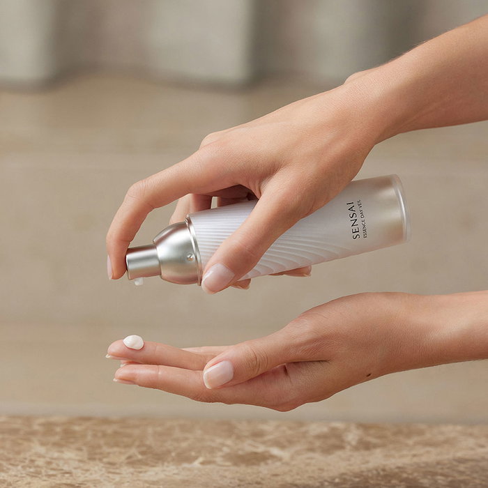 Sensai Crème de Jour Éclaircissante SPF30 Anti-Âge Hydratante Voile de Jour 40 ml Sensai Crème de Jour Éclaircissante SPF30 Anti-Âge Hydratante Voile de Jour 40 ml