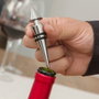 Innovagoods V0100451 Coffret à Vin en Forme de Bouteille avec Accessoires : Dosateur, Tire-bouchon, Bague Anti-goutte, Coupe-fil et Bouchon - ABS, Acier Inoxydable et Zinc