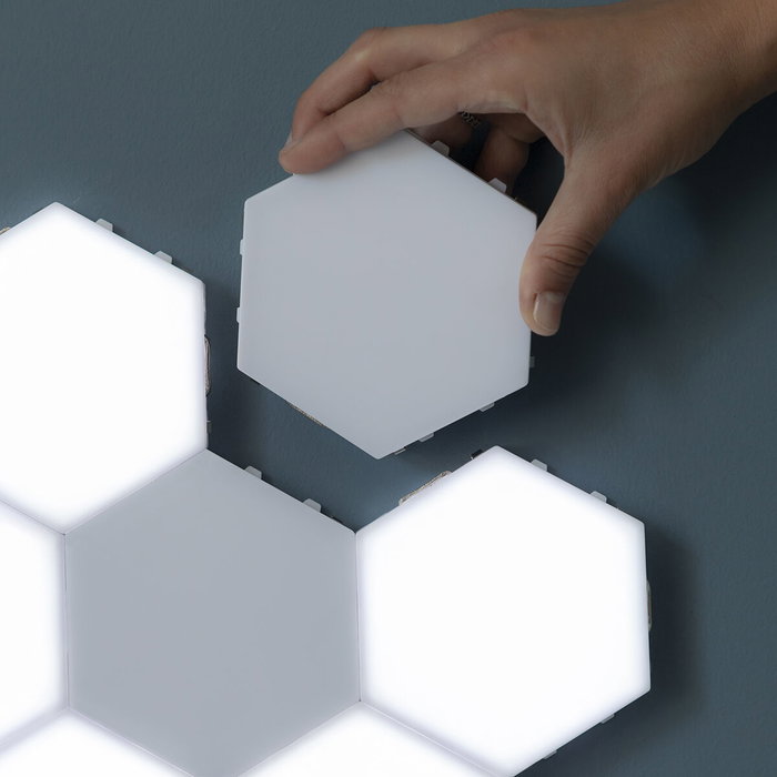 Innovagoods Set de 3 Panneaux LED Modulaires Magnétiques et Tactiles Hexagonaux Innovagoods Set de 3 Panneaux LED Modulaires Magnétiques et Tactiles Hexagonaux