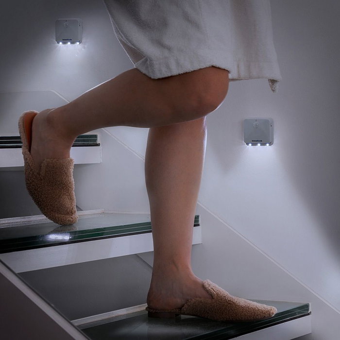 Innovagoods Lot de 2 Veilleuses LED avec Capteur de Mouvement, 3 LEDs, Fonctionne sur Piles 3xAAA (non incluses), Blanc Innovagoods Lot de 2 Veilleuses LED avec Capteur de Mouvement, 3 LEDs, Fonctionne sur Piles 3xAAA (non incluses), Blanc